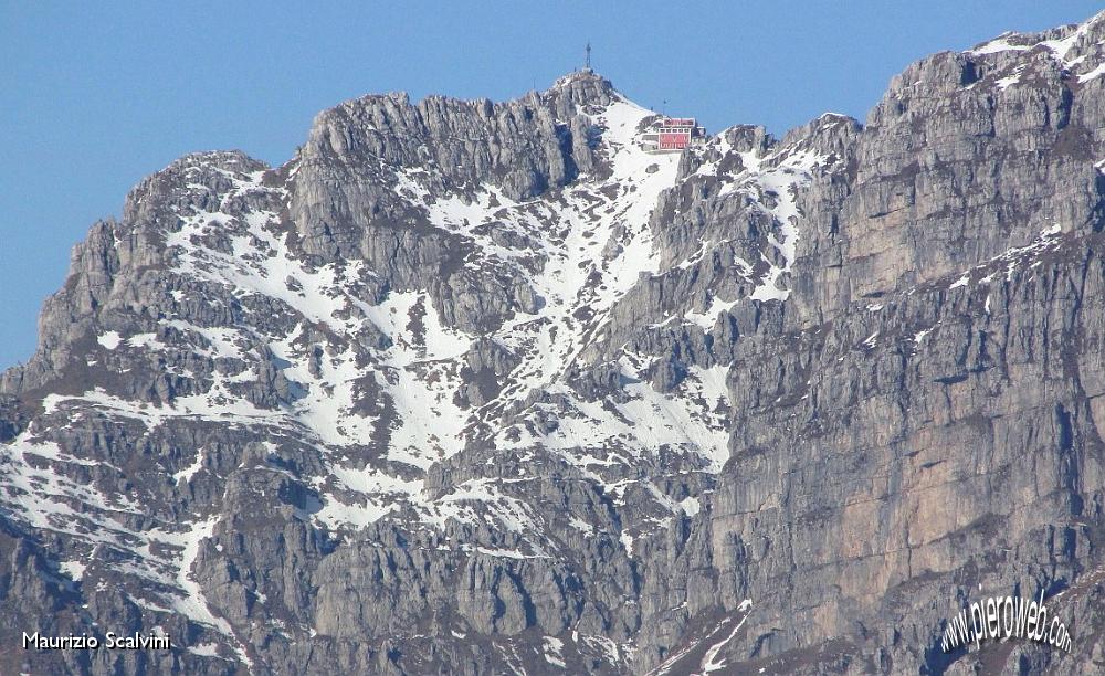 02 Zommata sul Rifugio Azzoni. Vetta del Resegone.JPG - 02 Zoommata sul Rifugio Azzoni. Vetta del Resegone